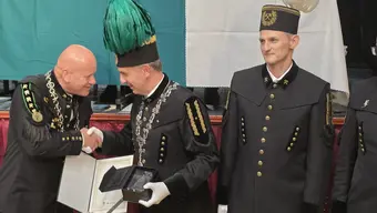 Dziekan uroczyście wręcza honorowe odznaczenie „Kryształowa Barbórka” Dziekanowi Wydziału Górnictwa, Ekologii, Kontroli Procesów i Geotechnologii z Technical University of Košice – Dr. h. c. prof. Ing. Michalowi Cehlárowi, PhD.