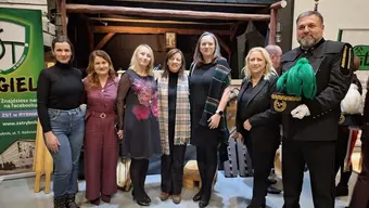 Uczestnicy pozują do wspólnego zdjęcia