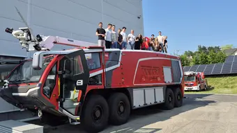 studenci SKN Zarządzanie stoją na wozie strażackim