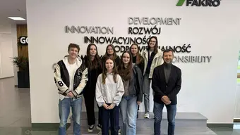 Studenci Koła Naukowego Inspektor z dr Arturem Batorem w Fakro