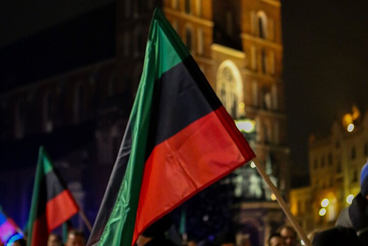 Flaga AGH na tle Kościoła Mariackiego w Krakowie 