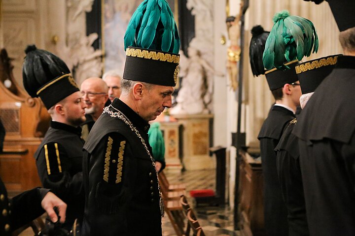 Studenci i Pracownicy w galowych strojach górniczych
