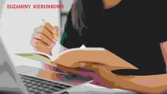 otwarta książka w rękach kobiety