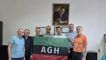 Przedstawiciele WILIGZ na uniwersytetach w Kazachstanie z flagą AGH