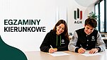 Studenci piszący egzamin