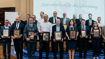 Osoby z podziękowaniami na scenie podczas XII Szkoły Górnictwa Odkrywkowego