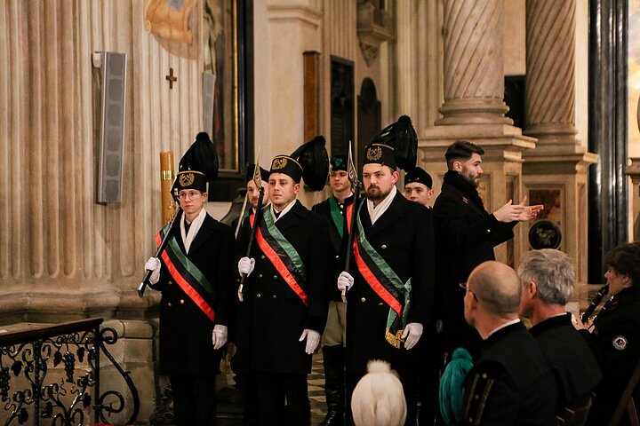 Studenci i Pracownicy w galowych strojach górniczych