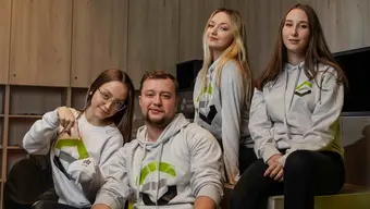 Studenci WILIGZ w bluzach wydziałowych