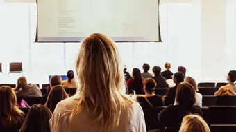 Kobieta w auli podczas konferencji