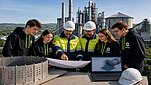 Studenci i pracownicy Holcim analizują plan