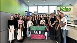 Studenci pozują do wspólnego zdjęcia