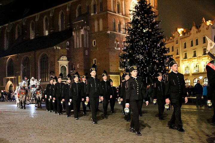 Studenci i Pracownicy w galowych strojach górniczych Barbórka 2024 na tle Kościoła Mariackiego 