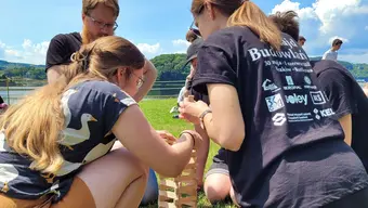 Studenci budują konstrukcję z klocków