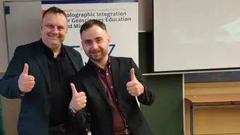 Prelegenci szkolenia pozują do zdjęcia z podniesionymi kciukami 