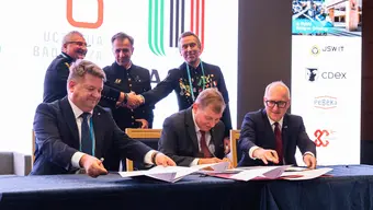 Rektor AGH podpisuje dokumenty