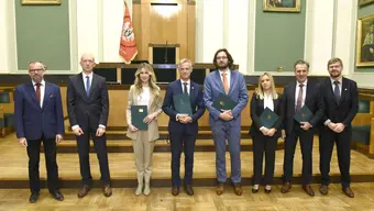 Najlepsi Dydaktycy WILGZ z dyplomami pozują do zajęcia