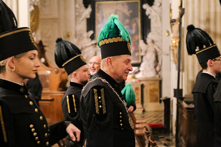 Studenci i Pracownicy w galowych strojach górniczych