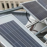 Panele słoneczne zamontowane na dachu budynku.