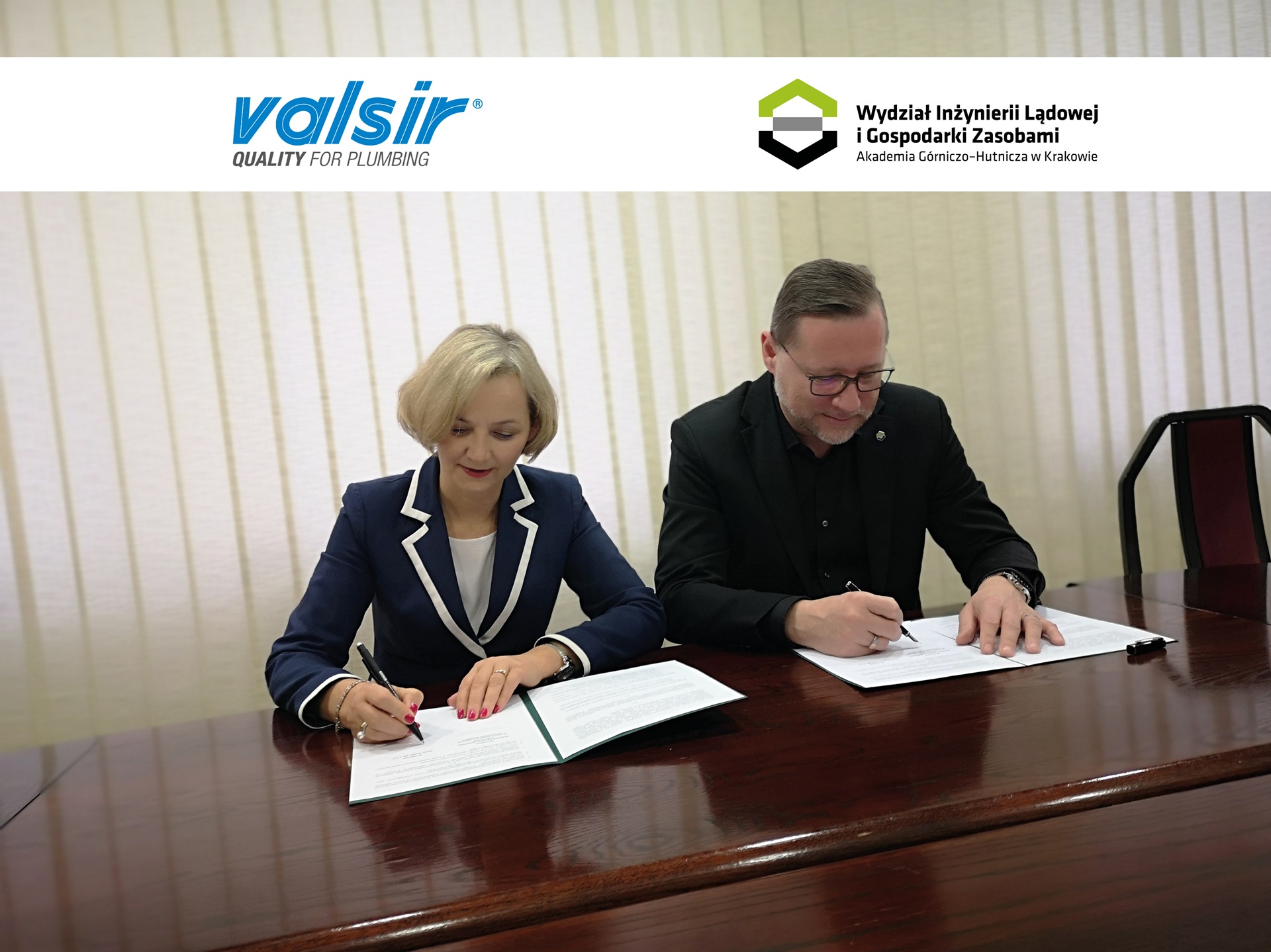 Prezes Valsir Polska Barbara Rosek oraz Dziekana WILiGZ prof. Marka Cały podpisują dokumenty siedząc obok siebie