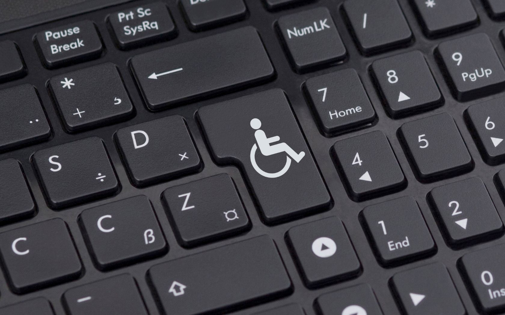 klawiatura komputerowa z symbolem osoby niepełnosprawnej ruchowo na klawiszu Enter