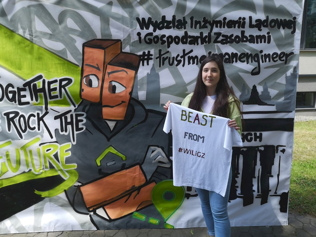Studentka prezentuje koszulkę z namalowanymi napisami BEAST FROM WILIGZ