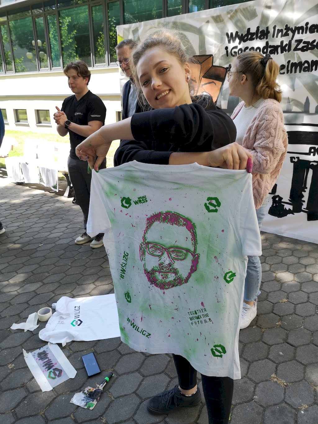 Studentka prezentuje koszulkę z malunkiem brodatego mężczyzny