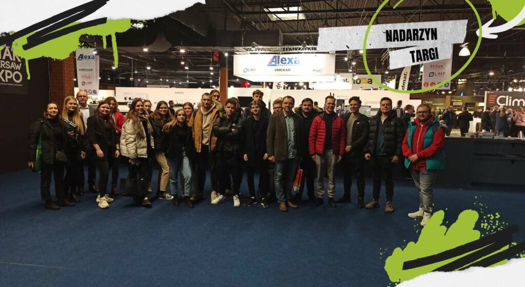 Na zdjęciu znajdują się studenci i studentki należący do KN „Kliwent” na Międzynarodowych Targach Techniki Grzewczej, Wentylacji i Klimatyzacji w Warsaw HVAC Expo