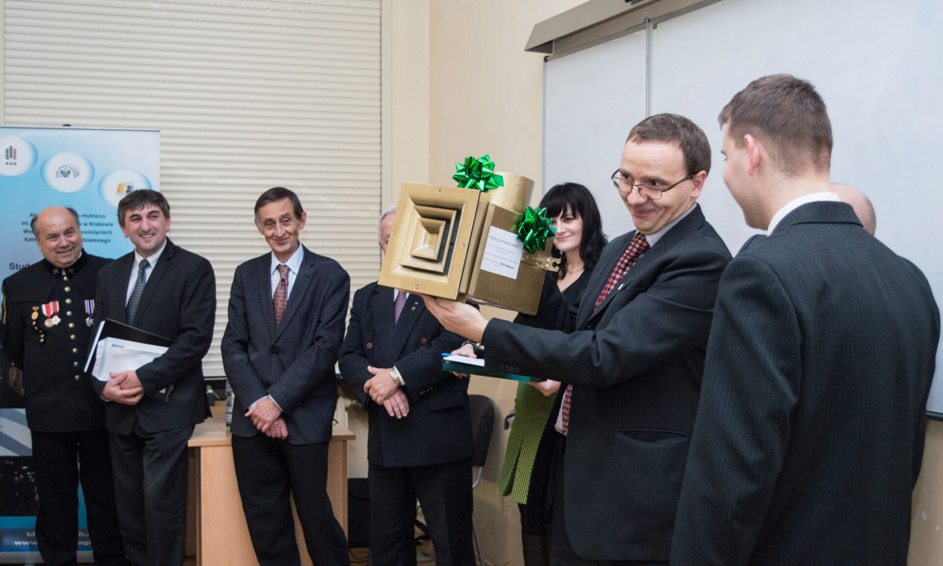 Na zdjęciu znajdują się pracownicy WILiGZ. Dr inż. Kazimierz Piergies prezentuje w rękach nagordę Złotego Nawiewnika.