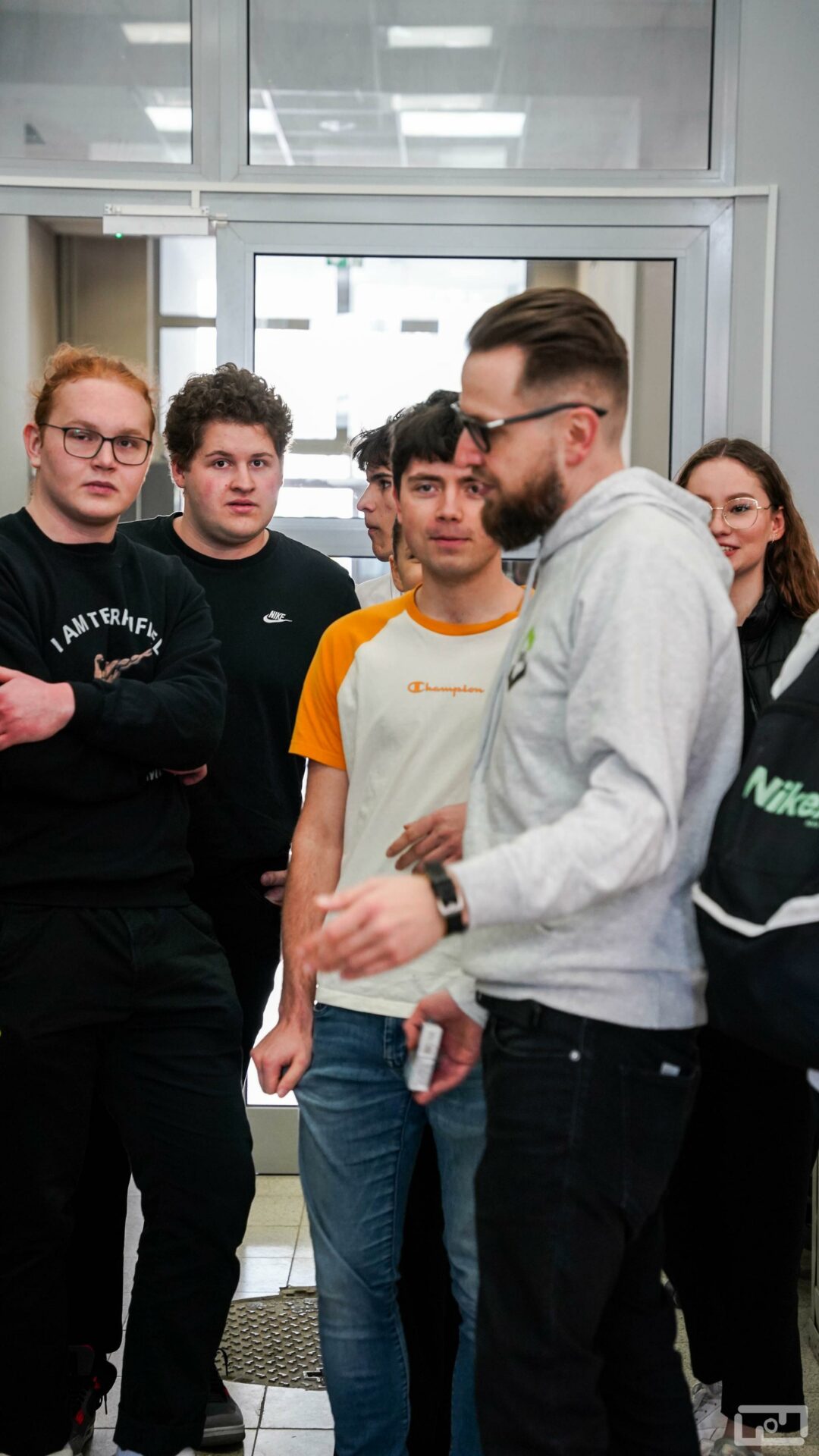 Na zdjęci u widać Michała Twardosza ubranego w szarą bluzę wydziałową który rozmawia z uczniami liceów i techników.