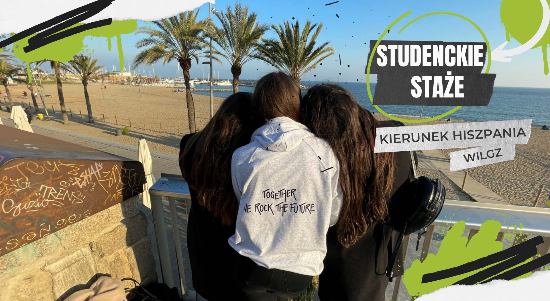 Zdjęcie przedstawia trzy studentki stojące pobok siebie plecami do obiektywu. Studentki patrzą się na plaże. Przed plażą rosną palmy. W lewym górnym rogu zdjęcia znajduje się marina. W prawym górnym rogu zdjęcia widoczny jest napis: studenckie staże. Kierunek Hiszpania. WILIGZ.