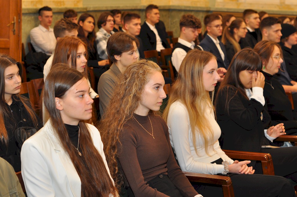 Studentki i studenci WILiGZ podczas uroczystej Inaguracji roku akademickiego.