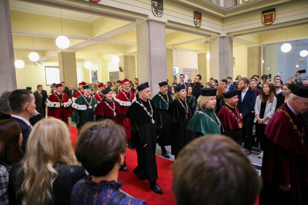 Dziekani Wydziałów AGH w togach podczas pochodu inauguracyjnego w holu pawilonu A0