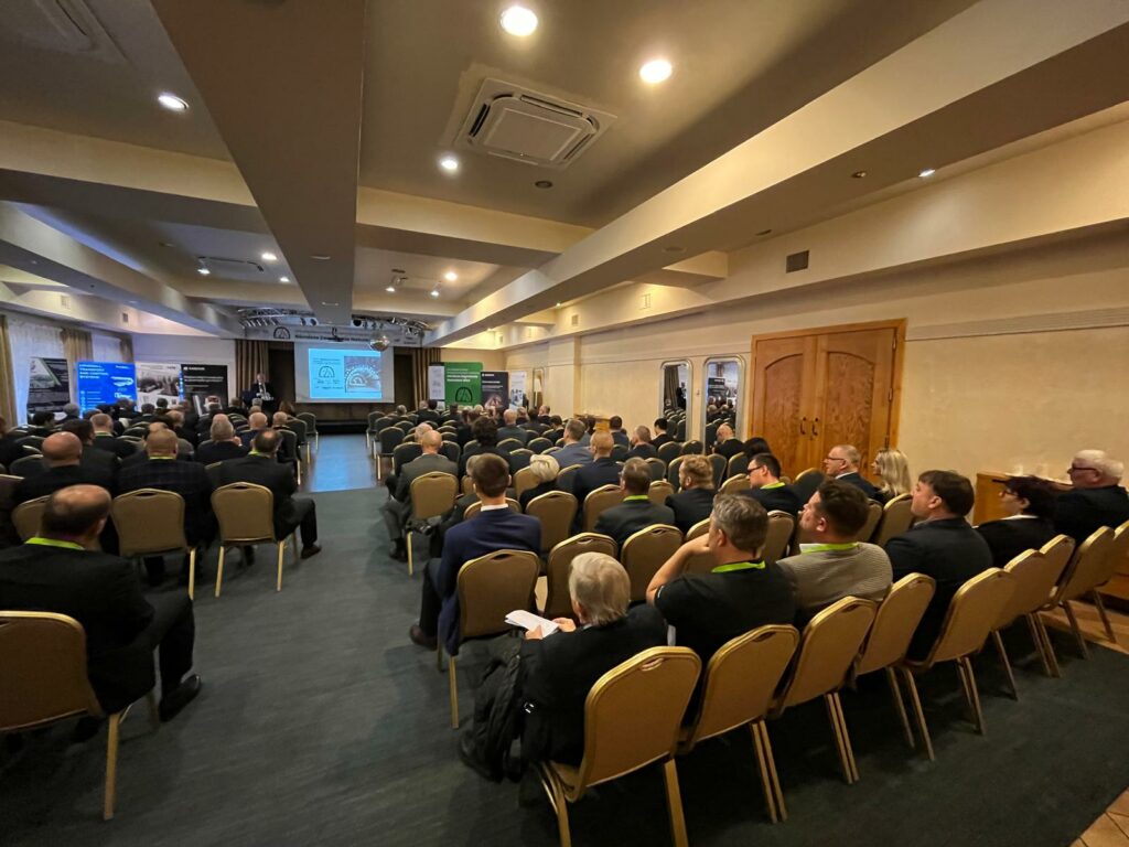 Sala pełna słuchaczy podczas Konferencji Górnicze Zagrożenia Naturalne. Zdjęcie wykonanie z tyłu sali.